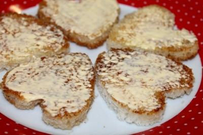 Праздничные мини-бутерброды с креветками и икрой сига