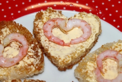 Праздничные мини-бутерброды с креветками и икрой сига